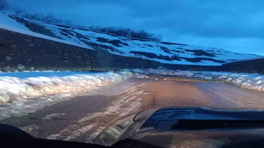 T&uuml;rkeli&rsquo;de heyelan: K&ouml;y grup yolu ulaşıma kapandı
