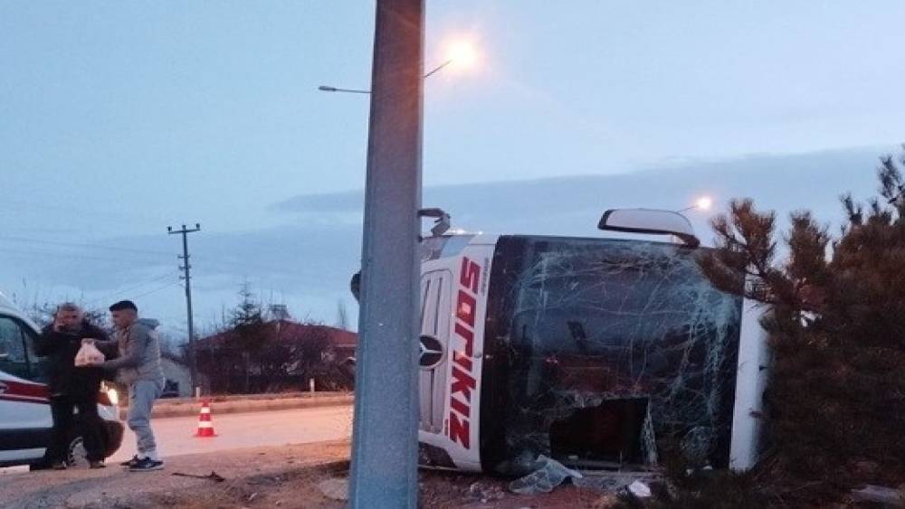 Burdur&rsquo;da yolcu otob&uuml;s&uuml; devrildi: 12 yaralı
