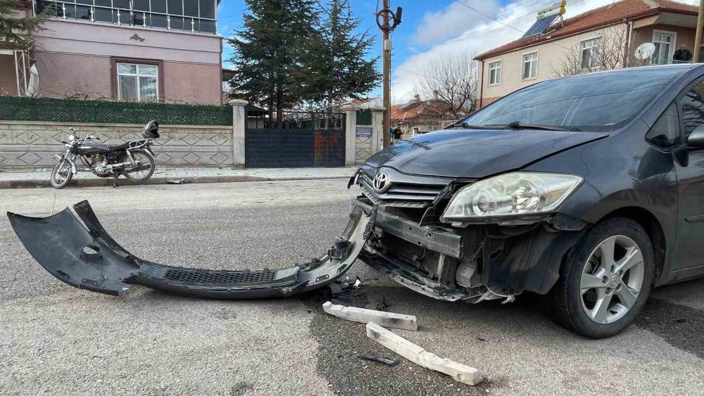 Karaman&rsquo;da otomobille &ccedil;arpışan motosiklet s&uuml;r&uuml;c&uuml;s&uuml;n&uuml;n &ccedil;enesi kırıldı
