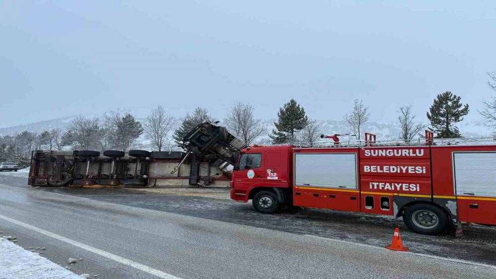 Buzlanan yolda kayan tır devrildi: 1 yaralı

