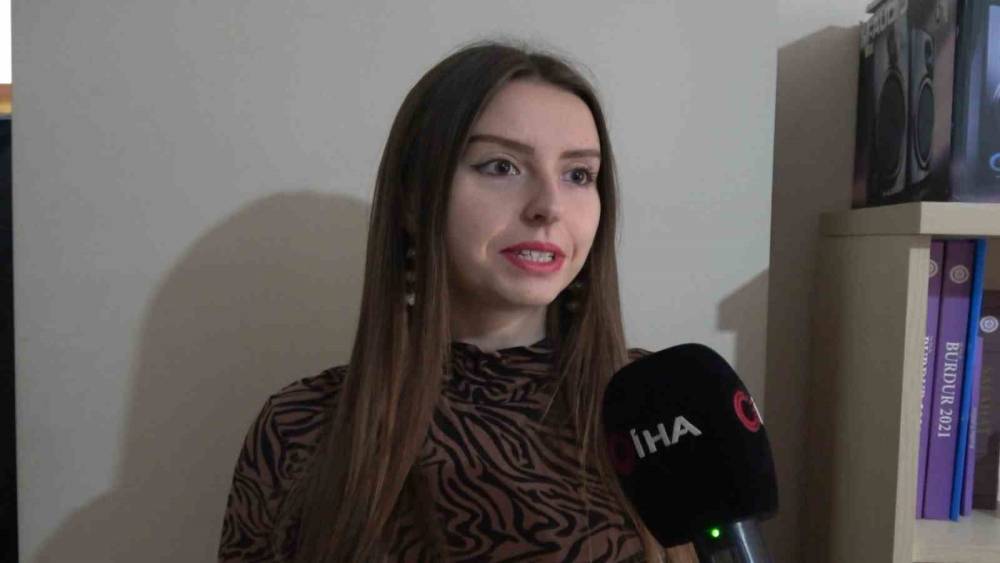 Gen&ccedil; kızı avukat gibi arayıp dolandırmaya &ccedil;alıştı, sert kaya &ccedil;arptığını anlayınca iş teklifinde bulundu
