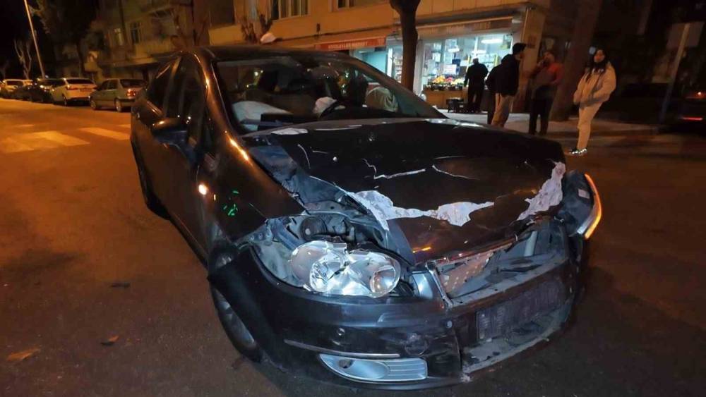 Karaman&rsquo;da iki otomobil &ccedil;arpıştı: 1 yaralı
