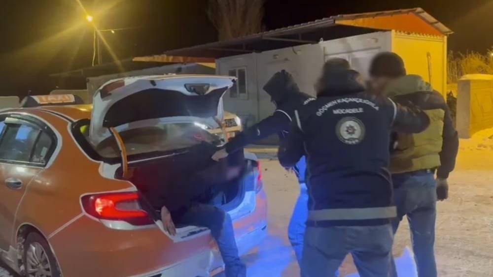 Kars&rsquo;ta taksi bagajından d&uuml;zensiz g&ouml;&ccedil;men &ccedil;ıktı
