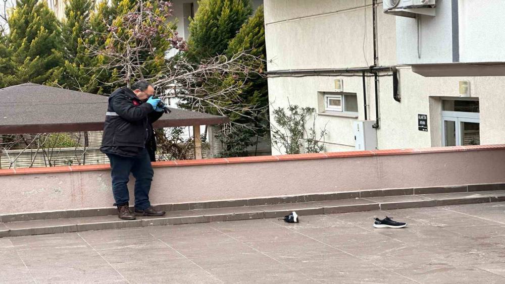 Uşak&rsquo;ta &ccedil;atıdan d&uuml;şen adam hayatını kaybetti
