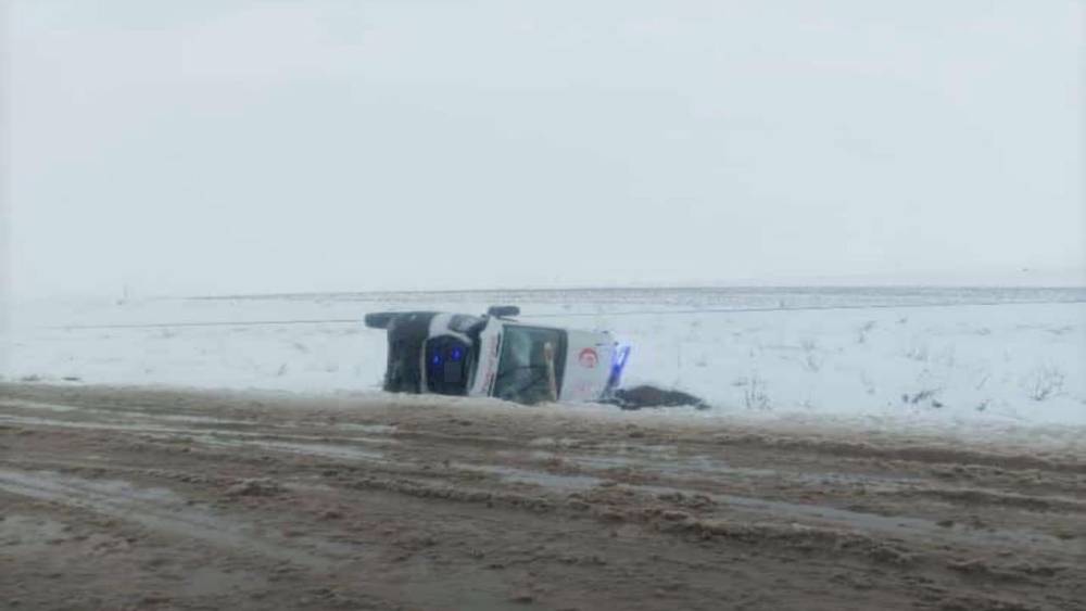 Diyarbakır&rsquo;da ambulans devrildi: 3 yaralı
