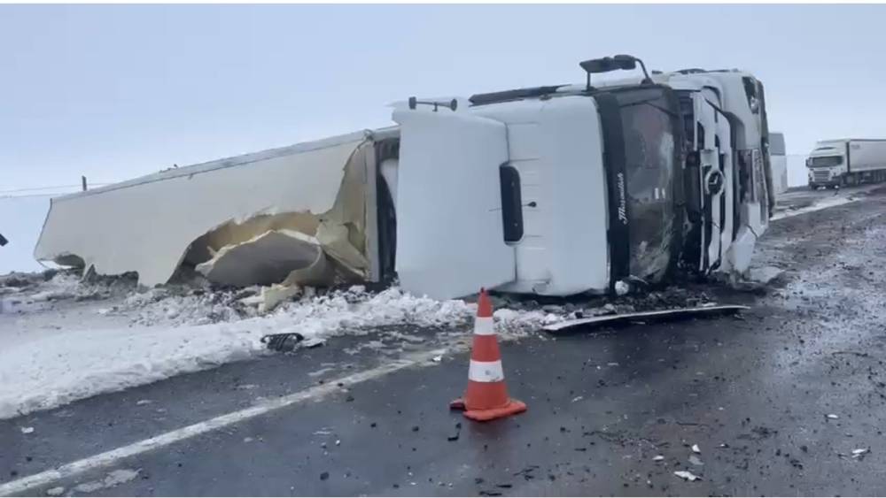 Siverek-Şanlıurfa kara yolunda tır devrildi: Ulaşım tek şeritten sağlanıyor
