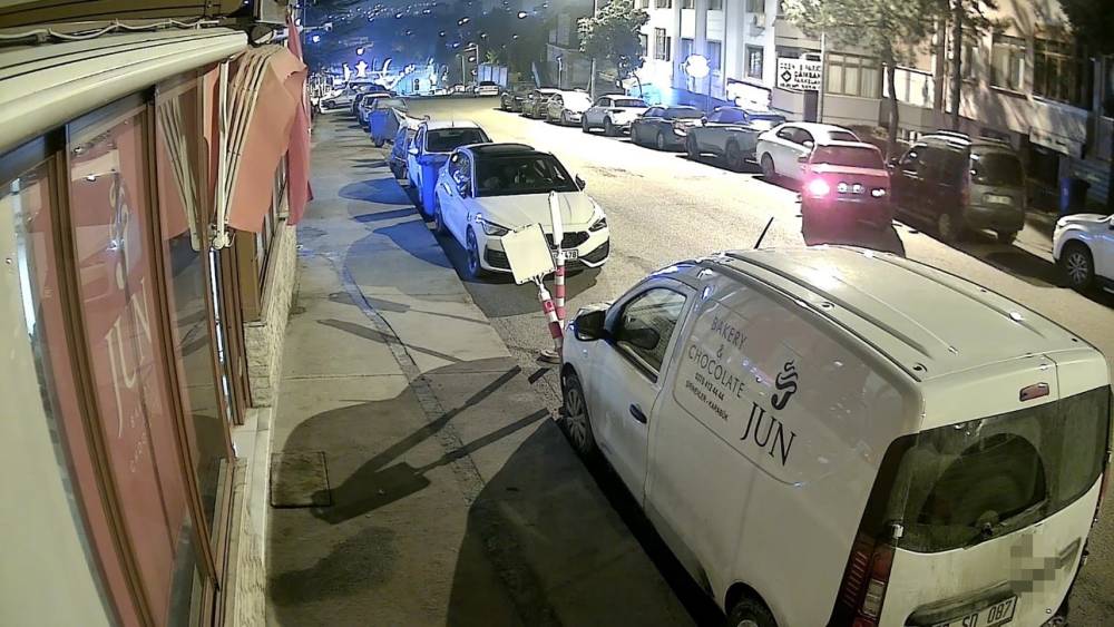 Alkoll&uuml; s&uuml;r&uuml;c&uuml; park halindeki 5 araca &ccedil;arpıp ka&ccedil;tı
