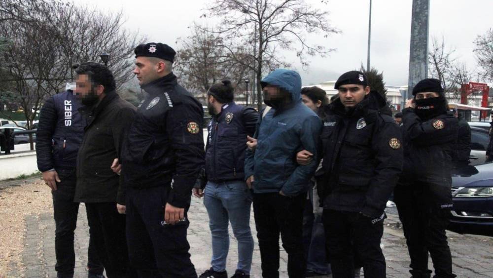 Muğla&rsquo;da sahte hesap &uuml;zerinden &lsquo;devlet b&uuml;y&uuml;klerine hakaret&rsquo; soruşturmasında 2 tutuklama
