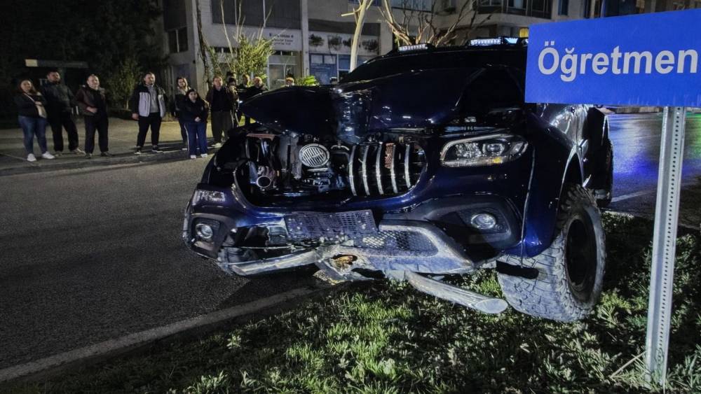 Gazipaşa&rsquo;da kamyonet ref&uuml;je &ccedil;ıktı: 2 yaralı
