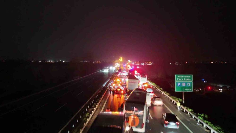 Sakarya&rsquo;da 16 aracın karıştığı zincirleme kazada 4&rsquo;&uuml; ağır 13 yaralı: Olay yeri b&ouml;yle g&ouml;r&uuml;nt&uuml;lendi
