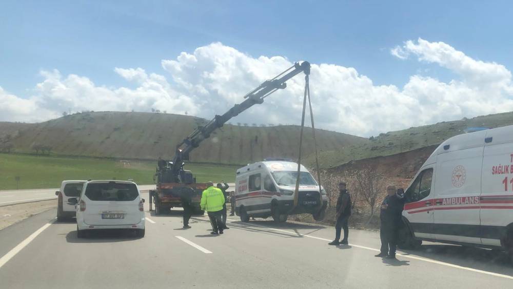 Siirt&rsquo;te hasta taşıyan ambulans devrildi
