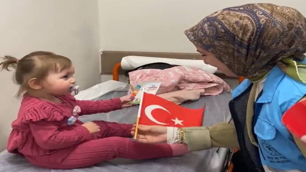 Hastanedeki &ccedil;ocuklara 23 Nisan s&uuml;rprizi
