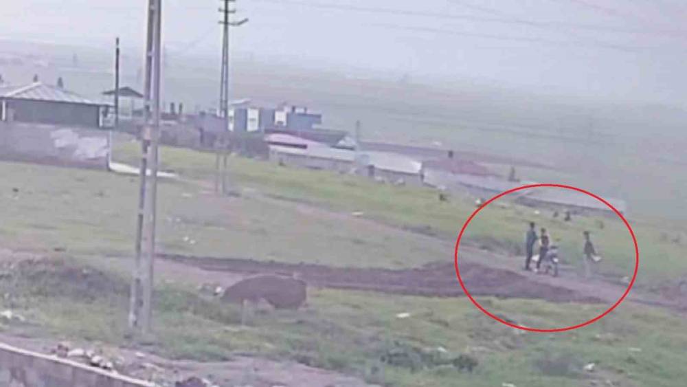 Silahla &ccedil;evreye defalarca ateş eden 3 &ccedil;ocuğun hayrete d&uuml;ş&uuml;ren anları kamerada
