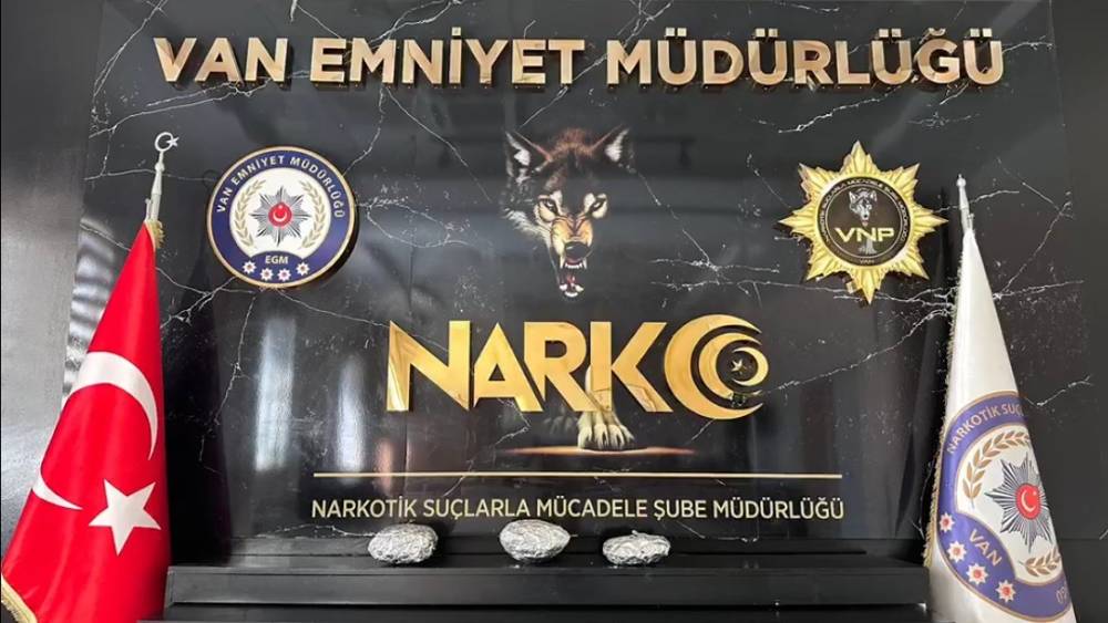 Van&rsquo;da 4 kilo 700 gram metamfetamin ele ge&ccedil;irildi
