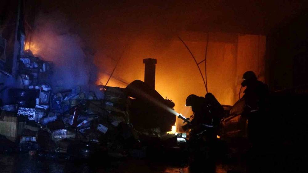 Alevlerin sardığı işyerindeki ara&ccedil;ları kurtarmak i&ccedil;in seferber oldular
