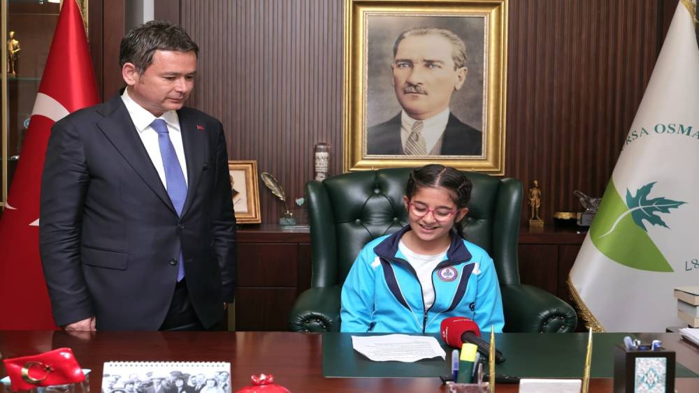 Başkan Aydın koltuğu &ccedil;ocuklara bıraktı
