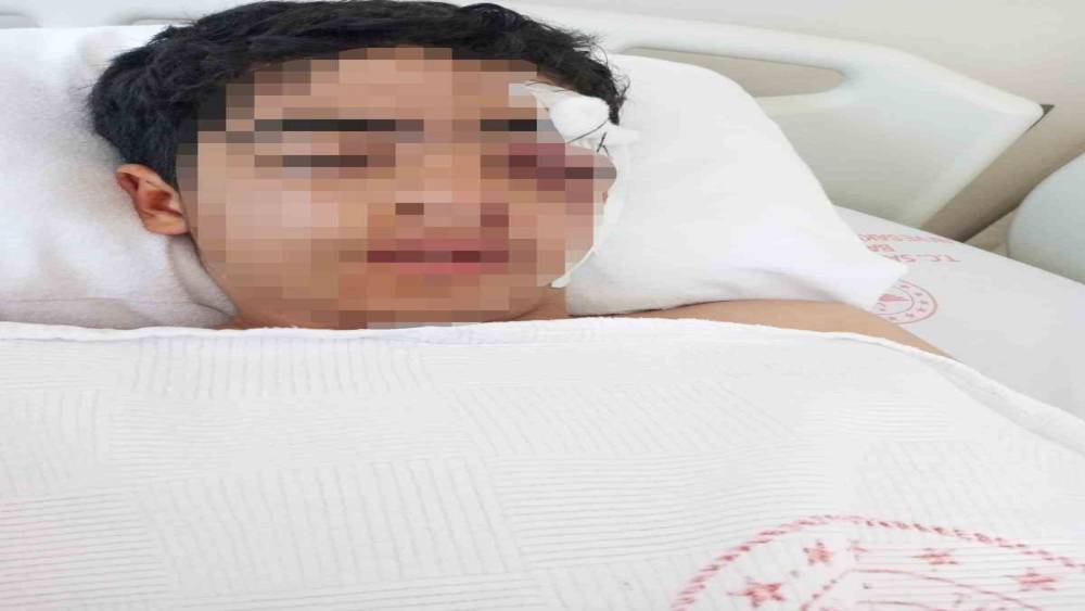 Akran zorbalığına bir yenisi eklendi: 15 yaşındaki &ccedil;ocuk muştayla &ouml;ld&uuml;resiye d&ouml;v&uuml;ld&uuml;
