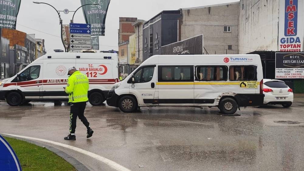 Kamyon ile servis minib&uuml;s&uuml; &ccedil;arpıştı 4 kişi yaralandı
