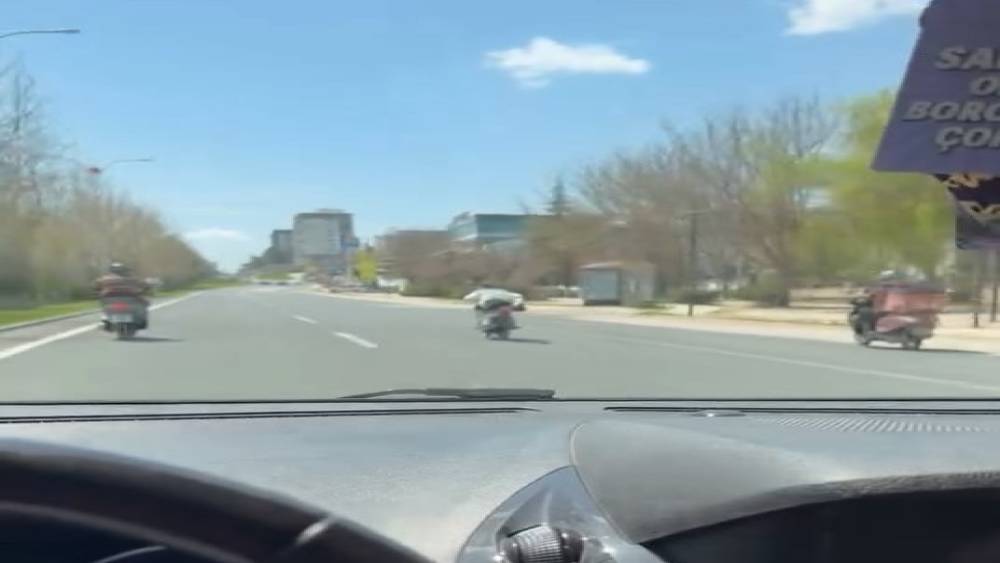 Canını hi&ccedil;e sayıp motosikleti &uuml;zerine uzanarak s&uuml;rd&uuml;
