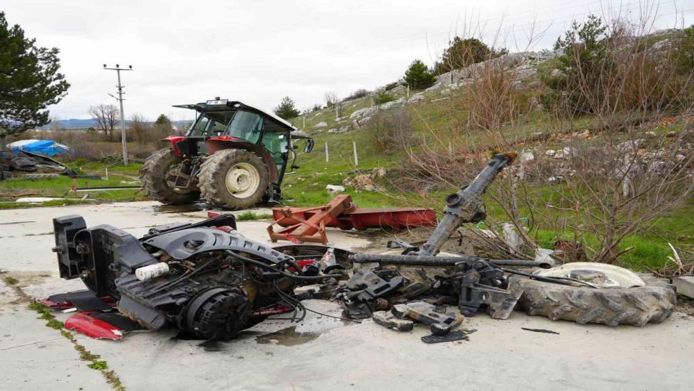 Hafif ticari ara&ccedil; ile &ccedil;arpışan trakt&ouml;r ikiye b&ouml;l&uuml;nd&uuml;: 5 yaralı
