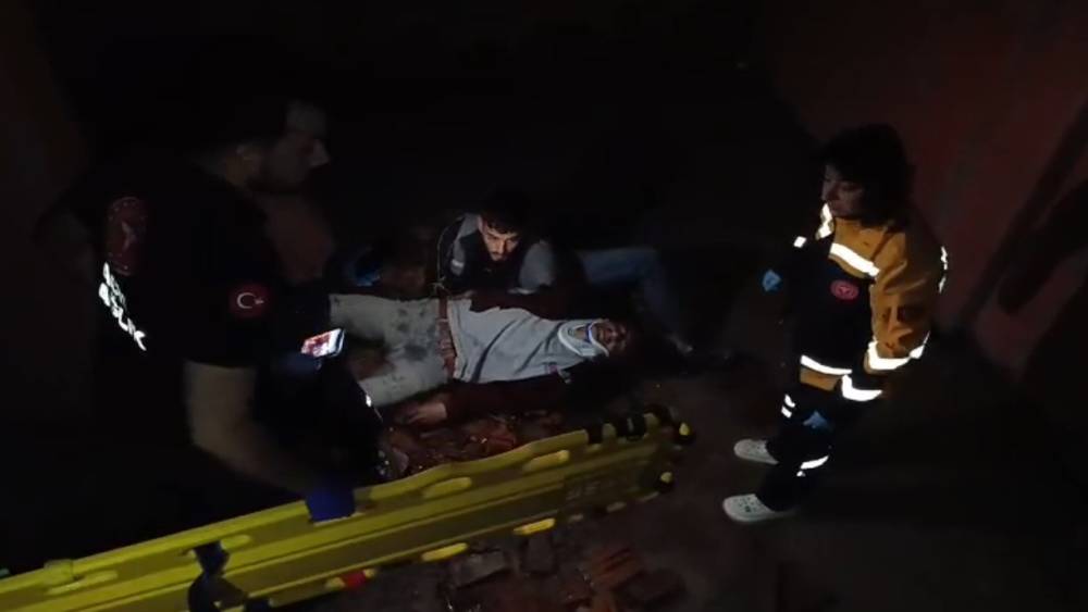 Merdivenlerden yuvarlanan iş&ccedil;i yaralandı
