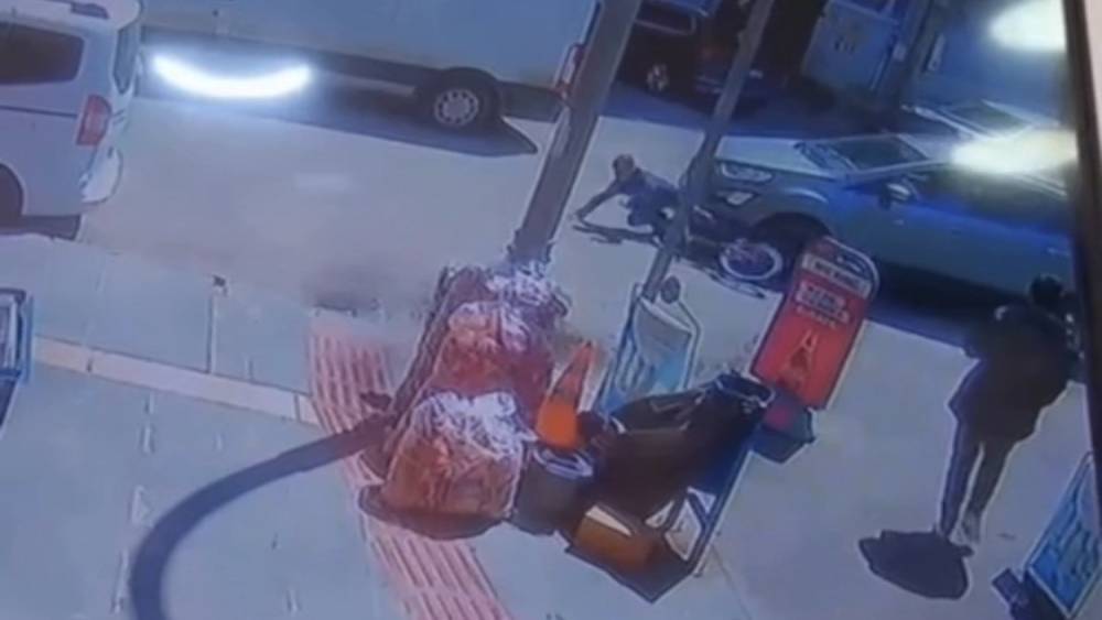 Batman&rsquo;da bisikletiyle otomobilin altına giren &ccedil;ocuk metrelerce s&uuml;r&uuml;klendi: O anlar kamerada
