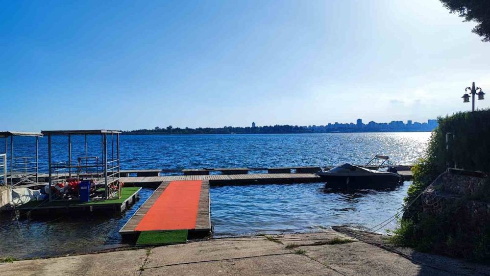 Adana&rsquo;da baraj g&ouml;l&uuml;nde boğulma tehlikesi ge&ccedil;iren gen&ccedil; hastaneye kaldırıldı
