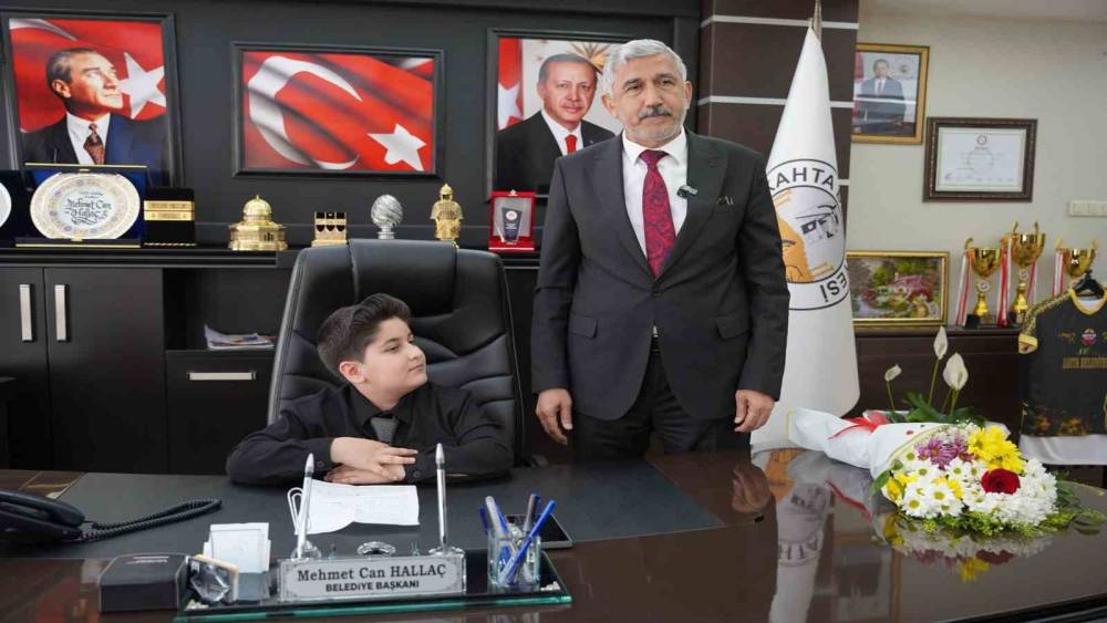 Başkan Halla&ccedil;, koltuğunu 10 yaşındaki Ebubekir&rsquo;e devretti
