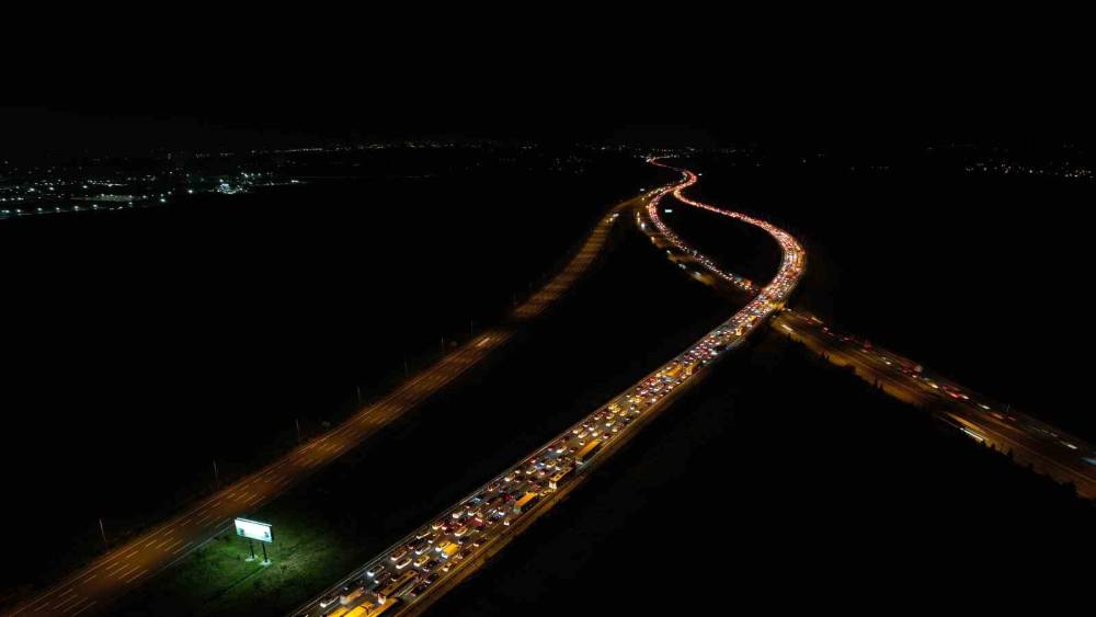 Bayram g&ouml;&ccedil;&uuml; başladı: Otoyolların kesişim noktasında trafik durdu
