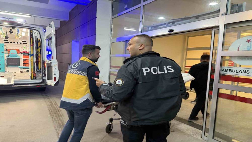 H&uuml;k&uuml;ml&uuml; şahıs, hastanede kafasında bardak kırarak kendini yaraladı
