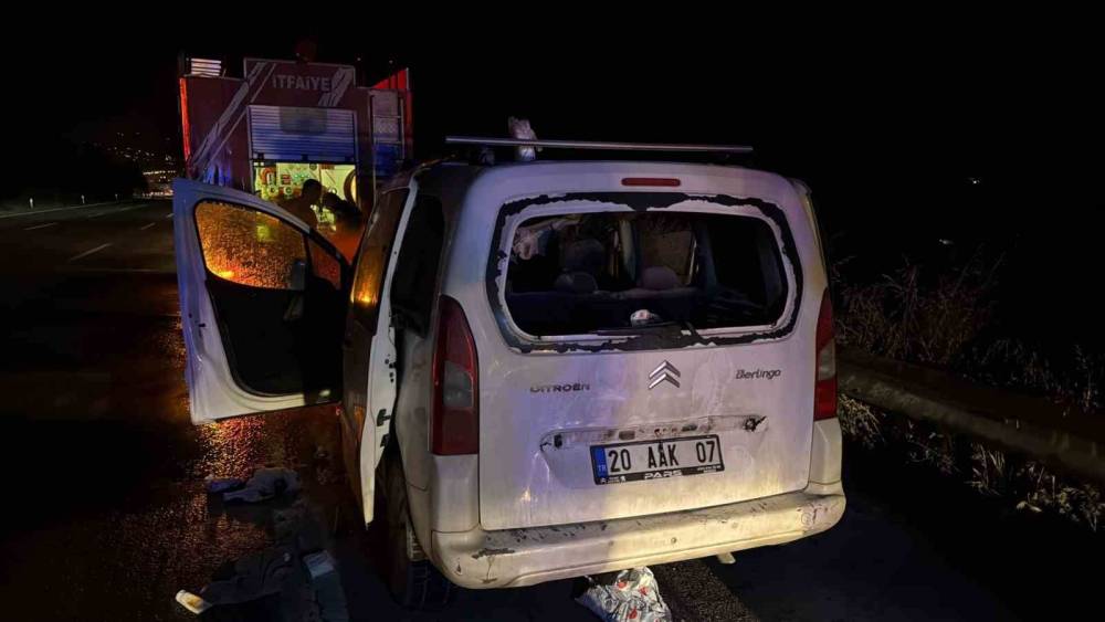 Osmaniye&rsquo;de bir ticari ara&ccedil; seyir halindeyken yandı
