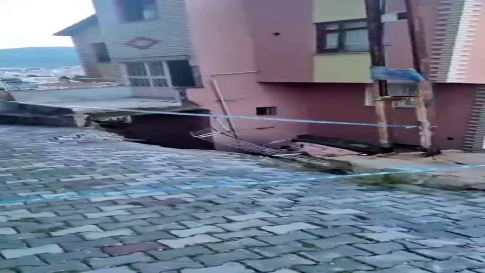 &Ccedil;&ouml;ken istinat duvarı binada hasar oluşturdu
