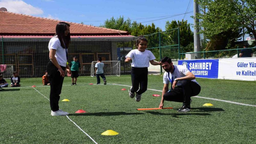 D&uuml;nya &Ccedil;ocuk Atletizm G&uuml;n&uuml;&rsquo;nde 200 &ccedil;ocuk sporla buluştu
