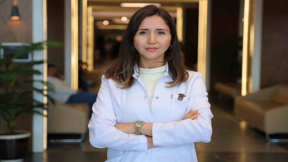 Uzmanından bayram sofralarında dengeli bslenme uyarısı: "Etin yanında salata t&uuml;ketin"
