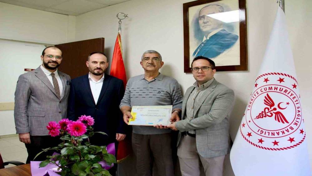 Emekli olan 43 yıllık doktora veda
