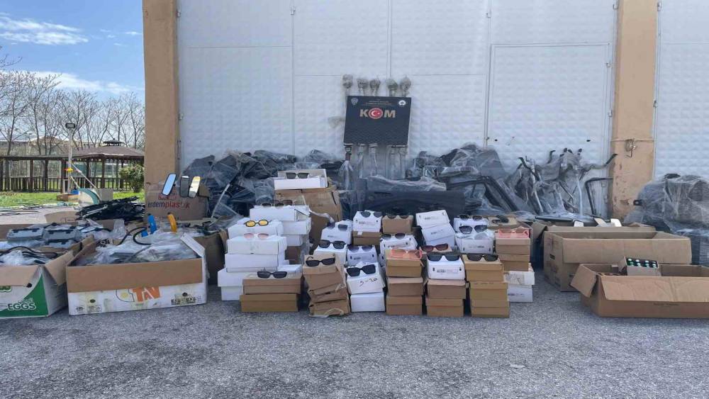 K&uuml;tahya&rsquo;da ka&ccedil;ak&ccedil;ılık operasyonu, binlerce ka&ccedil;ak &uuml;r&uuml;n ele ge&ccedil;irildi
