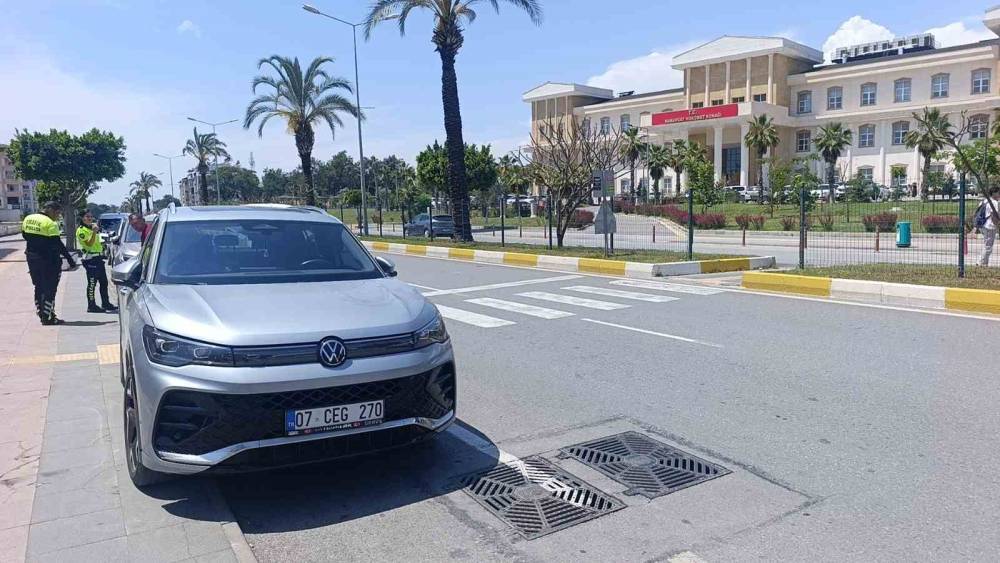 Yayalara yol veren otomobile motosiklet &ccedil;arptı: 1 yaralı
