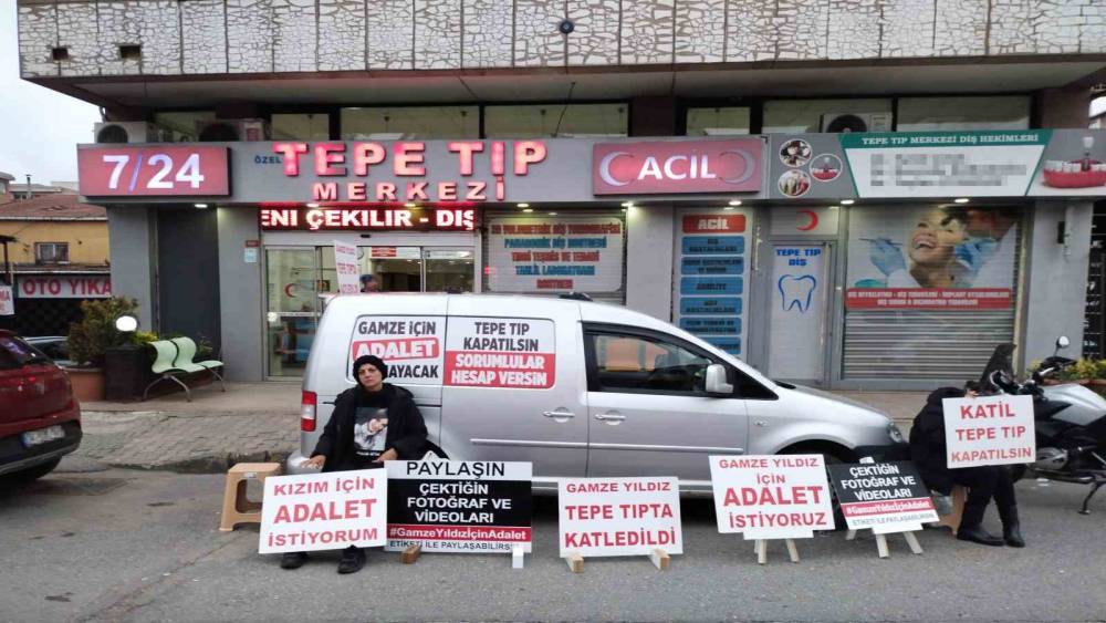 &Uuml;mraniye&rsquo;de takılan serum sonrası hayatını kaybeden gen&ccedil; kızın ailesinden tıp merkezi &ouml;n&uuml;nde eylem
