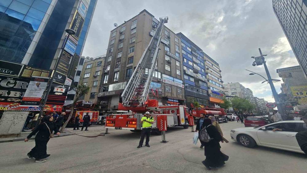 Elazığ&rsquo;da iş merkezinin &ccedil;atısında yangın paniği
