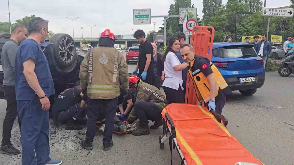 Kadık&ouml;y&rsquo;de s&uuml;r&uuml;c&uuml;s&uuml;n&uuml;n rahatsızlanması sonucu otomobil takla attı
