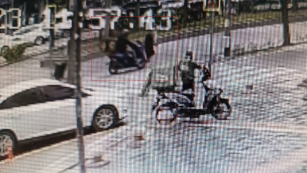 Batman&rsquo;da motosikletin yayaya &ccedil;arpma anı kamerada
