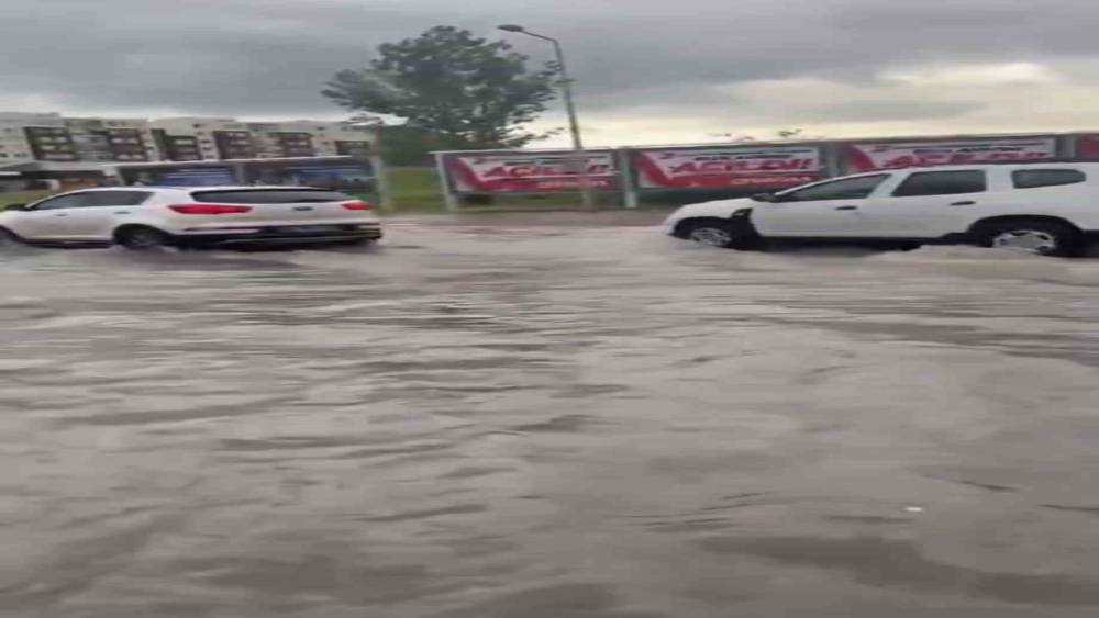 Başkentte sağanak etkili oldu, yollar g&ouml;le d&ouml;nd&uuml;
