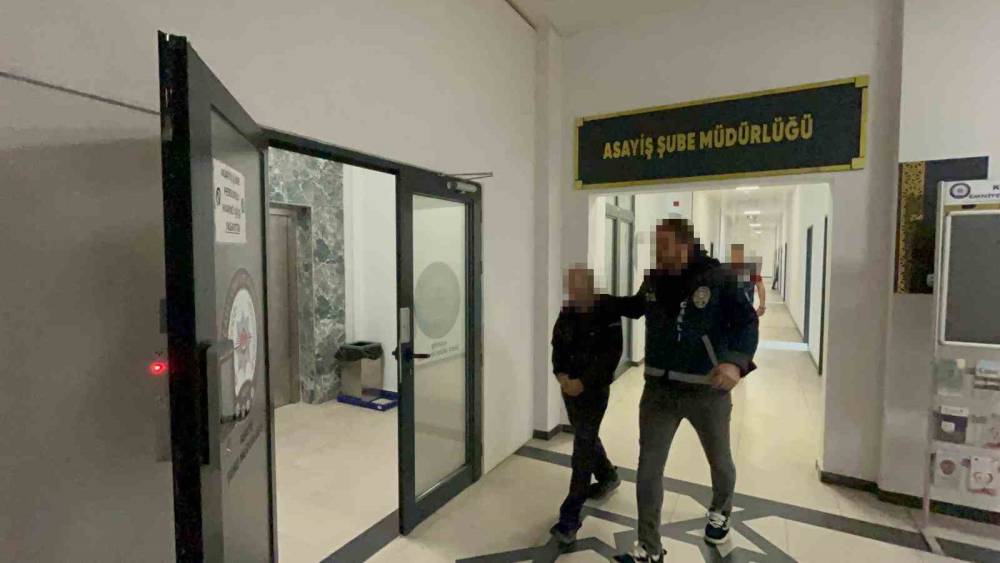 Evlerden hırsızlık yapan ş&uuml;pheli kiralık ara&ccedil;la ka&ccedil;arken yakalandı
