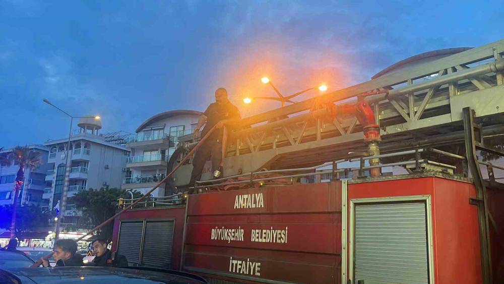 Alanya&rsquo;da otel mutfağında &ccedil;ıkan yangın korkuttu
