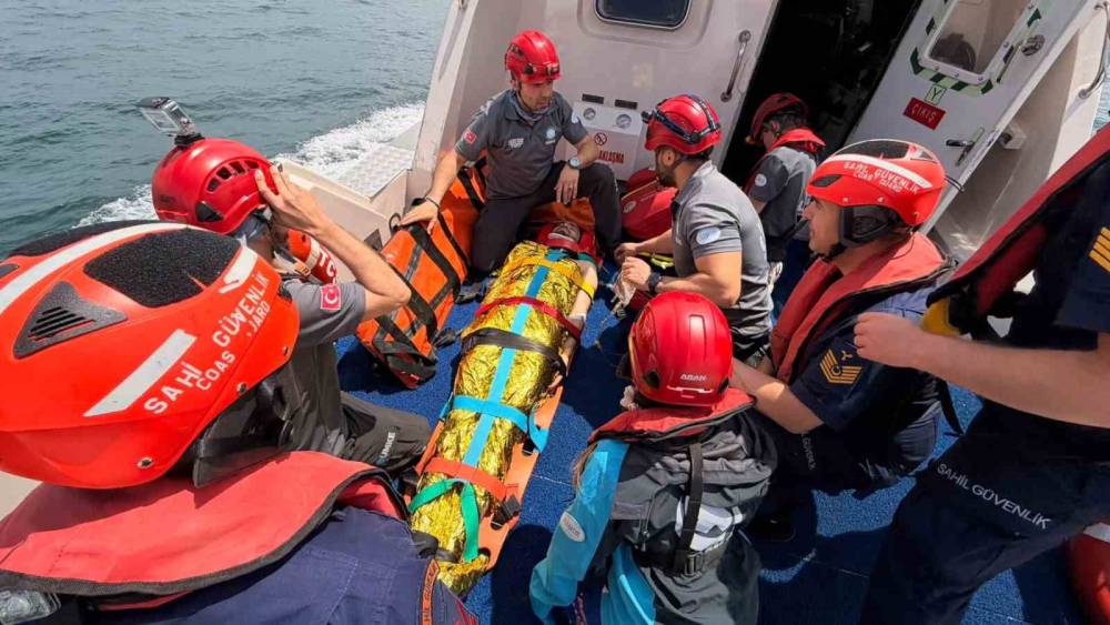 Yalova a&ccedil;ıklarında gemide yaralanan personel tahliye edildi

