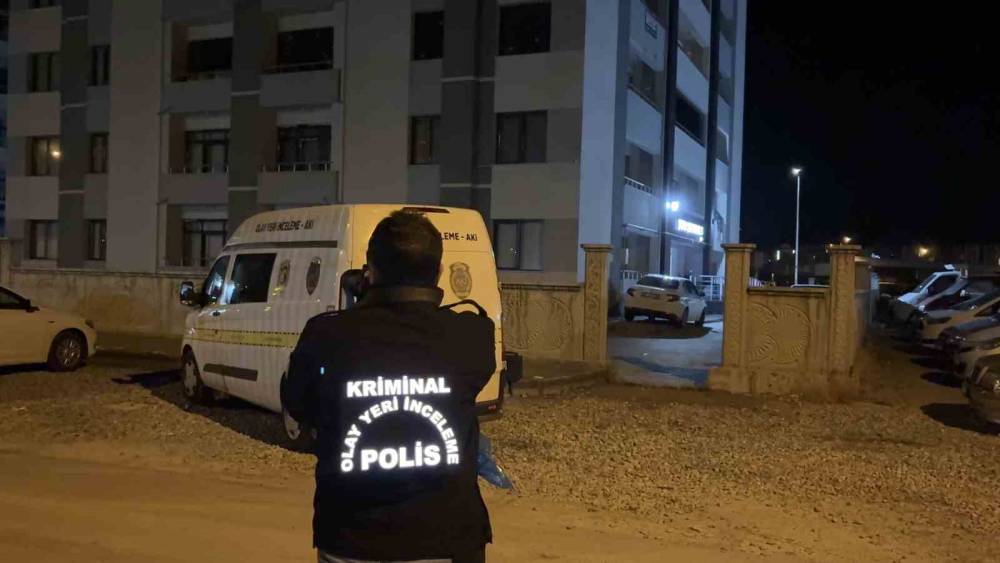 &rsquo;Laf atma&rsquo; kavgası kanlı bitti: 1 &ouml;l&uuml;, 1&rsquo;i ağır 2 yaralı
