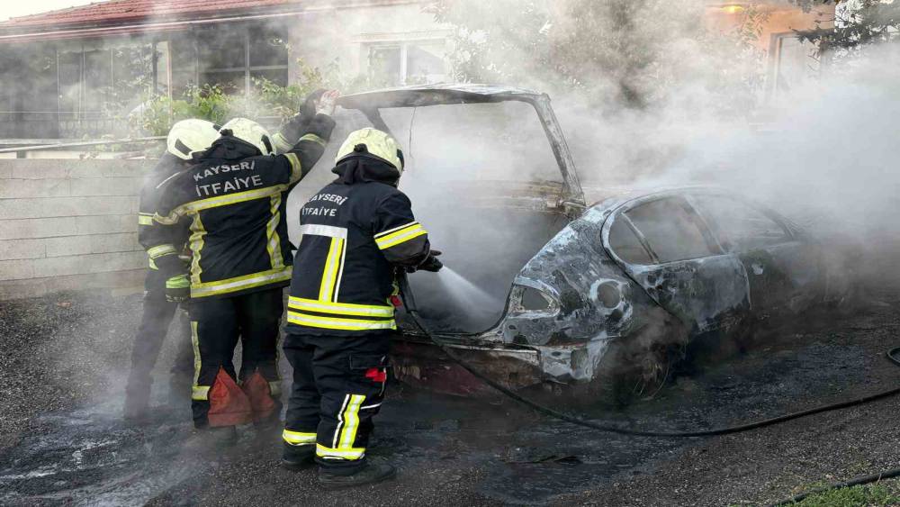 M&uuml;stakil evin otoparkında alev alan otomobil k&uuml;le d&ouml;nd&uuml;

