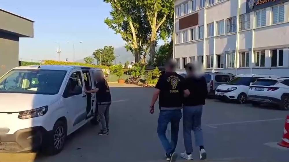 Bursa&rsquo;da film gibi takip: 150 saatlik kamera incelemesiyle &ccedil;alınan 3 ara&ccedil; bulundu, 2 hırsız tutuklandı
