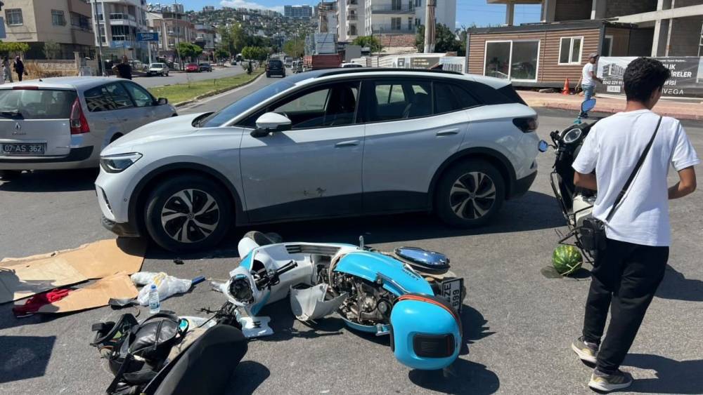 &Ccedil;ocuklarını okuldan almak i&ccedil;in yola &ccedil;ıkan anne, motosikletiyle karıştığı kazada hayatını kaybetti
