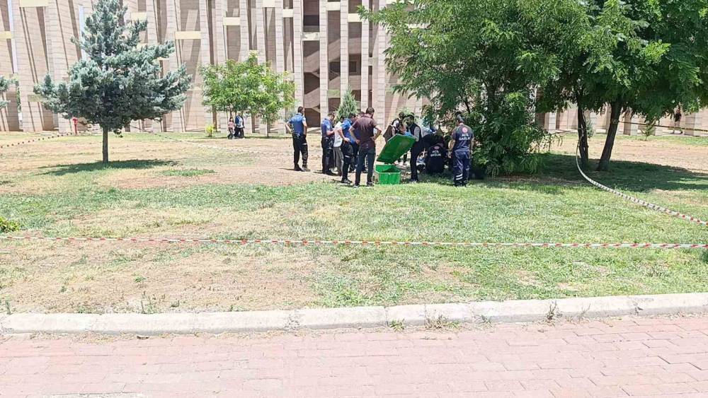 Şanlıurfa&rsquo;da bir gen&ccedil; parkta &ouml;l&uuml; bulundu
